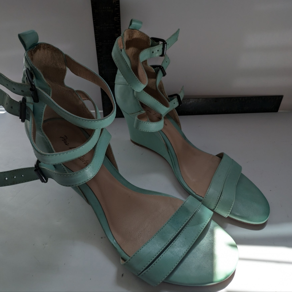 Pour la victoire seafoam strapped sandal